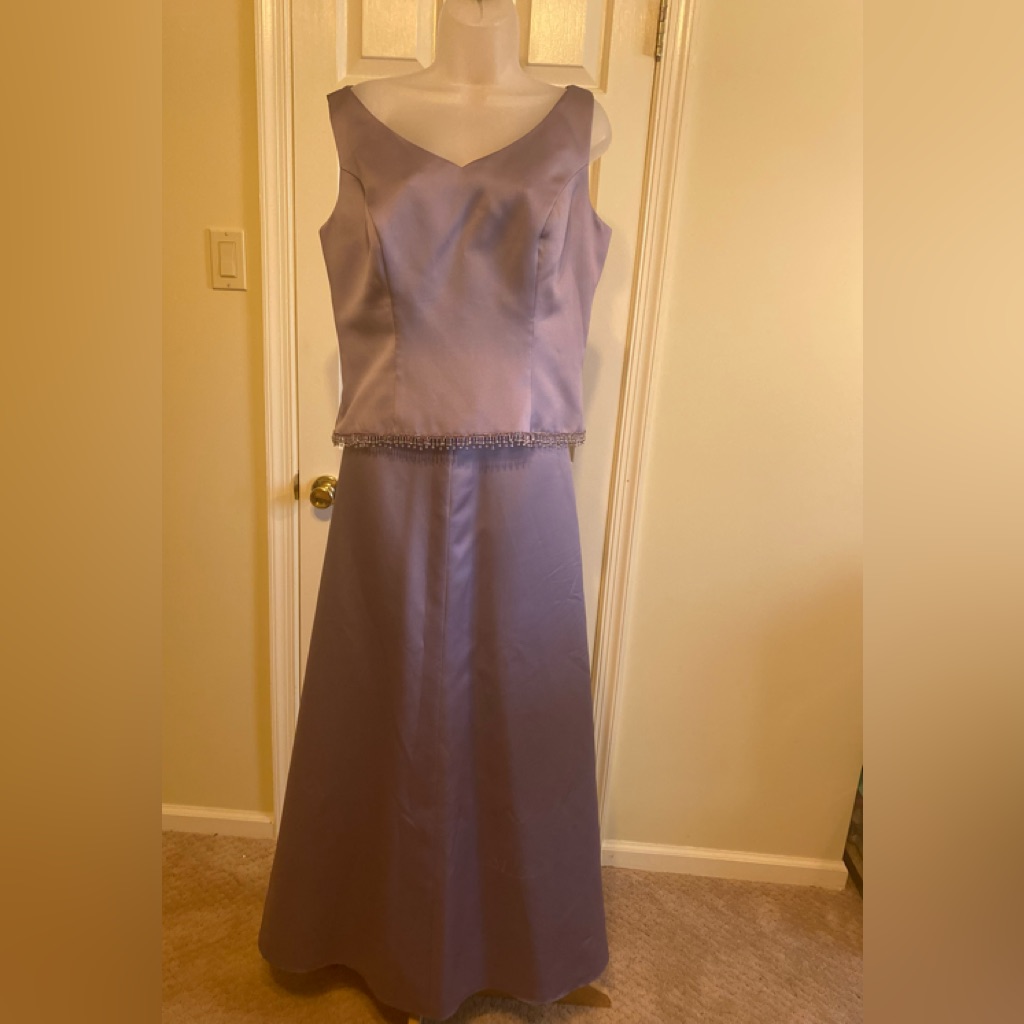 Private Collection - Lovely 2 Piece Lilac Satin Gown Size: 12 (See Measu